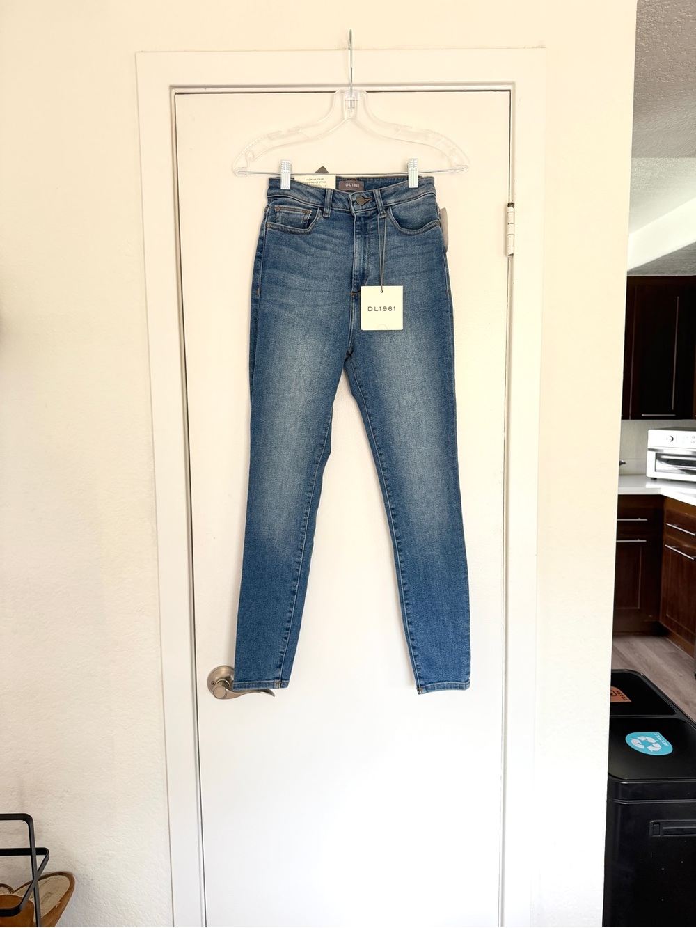 NWT DL1961 Women’s Skinny Jeans in Medium Blue Wash